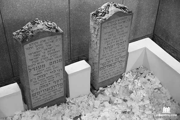 Thousands Visit Rebbe's Resting Place - Chabad Lubavitch World Headquarters