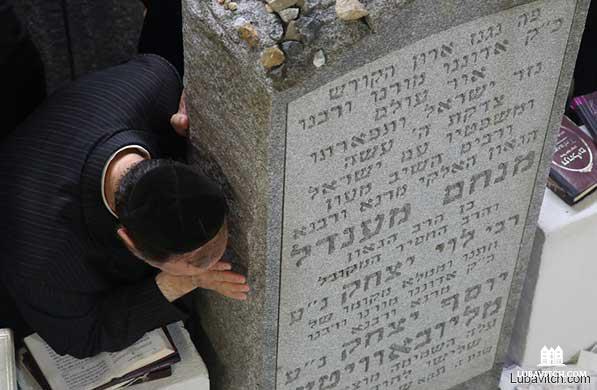 Thousands Visit Rebbe's Resting Place - Chabad Lubavitch World Headquarters