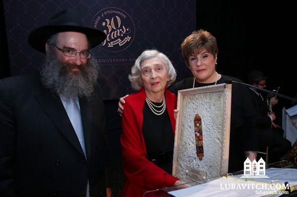 Mrs. Anna Bass received the Voice of Courage award from Rabbi Aaron and Rivky Slonim